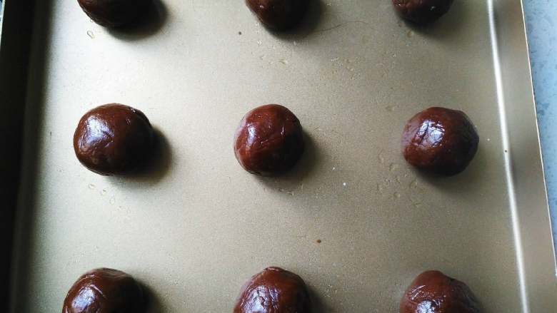 蔓越莓巧克力酥饼,分成等量小剂子，滚圆
