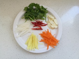 浇汁鱼,香菜洗净，胡萝卜切丝，姜切丝，葱切丝，蒜切片，干辣椒