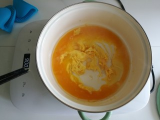韭菜烀饼,鸡蛋打散，放少许盐，电磁炉900火力，锅中放少许油，放入鸡蛋液，炒熟