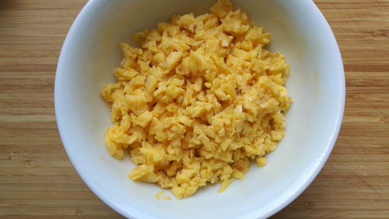 韭菜烀饼,鸡蛋炒熟后，用刀切成小块，备用