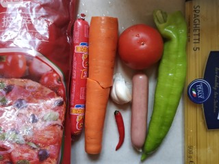 家常意面,准备食材：
意面、火腿、胡萝卜、青椒、番茄、烤肠和披萨酱(也可是番茄酱和黑胡椒酱)