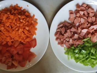 家常意面,把番茄、胡萝卜、青椒和火腿切丁，备好待下锅