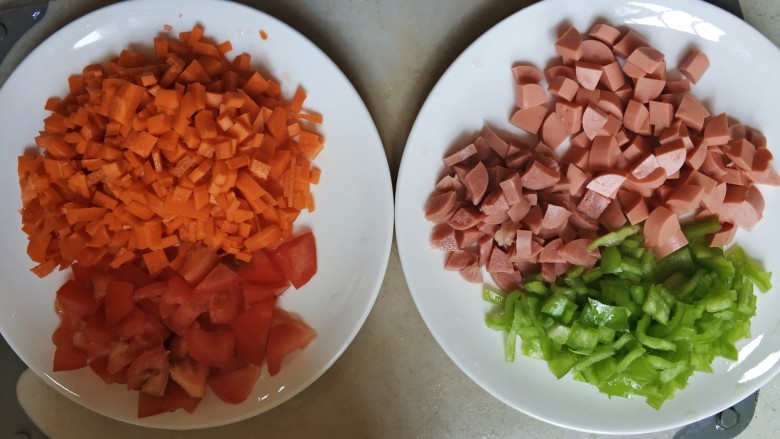 家常意面,把番茄、胡萝卜、青椒和火腿切丁，备好待下锅