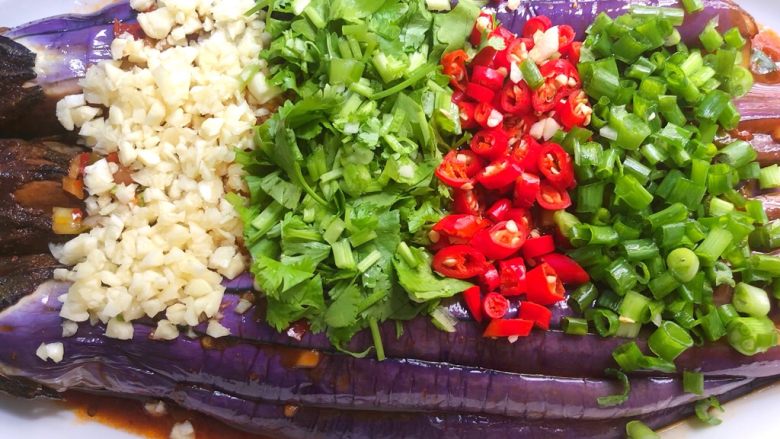 花样茄子,在茄子上依次放上蒜末、香菜末、小米椒、葱花就可以了