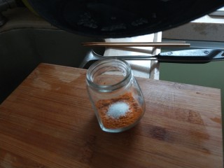 开胃酸辣拌茄子,将烧沸热油加入辣椒粉中，搅拌均匀