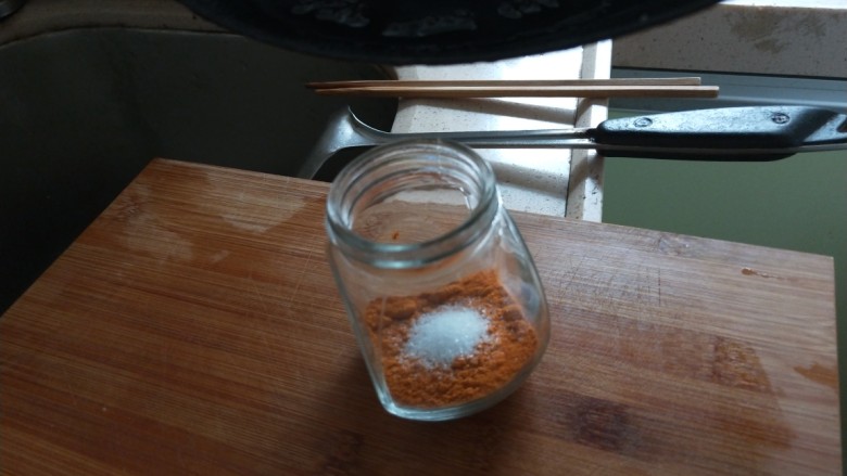 开胃酸辣拌茄子,将烧沸热油加入辣椒粉中，搅拌均匀