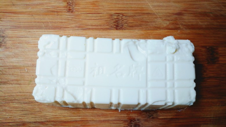 清香茼蒿豆腐,用手捏一捏盒子倒扣在砧板上