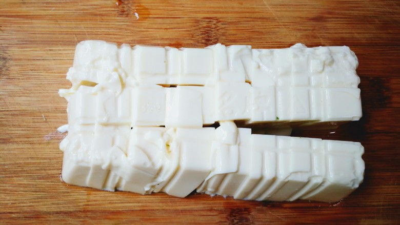清香茼蒿豆腐,切成小块