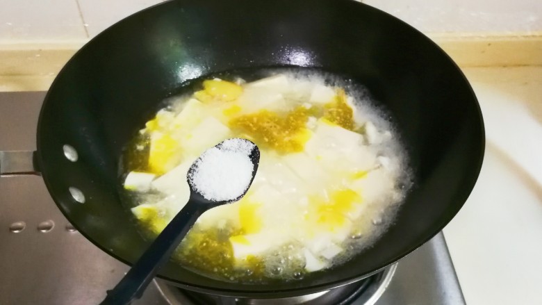 清香茼蒿豆腐,放一小勺盐烧开，继续烧一分钟
