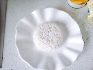 【一人食】香菇肉片盖浇饭,准备一碗熟米饭，倒扣在盘子里。
