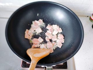 【一人食】香菇肉片盖浇饭,下肉片翻炒，炒到断生。