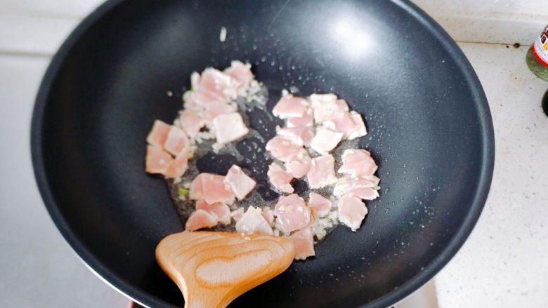 【一人食】香菇肉片盖浇饭,下肉片翻炒，炒到断生。