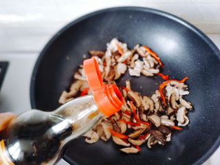 【一人食】香菇肉片盖浇饭,加入生抽和老抽，老抽只要一点点，作调色用，生抽是调味的，也不用一下放很多。翻炒一会儿。