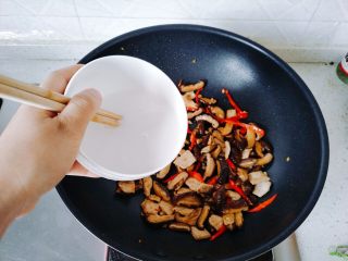 【一人食】香菇肉片盖浇饭,加入水淀粉，围着锅边淋下去。