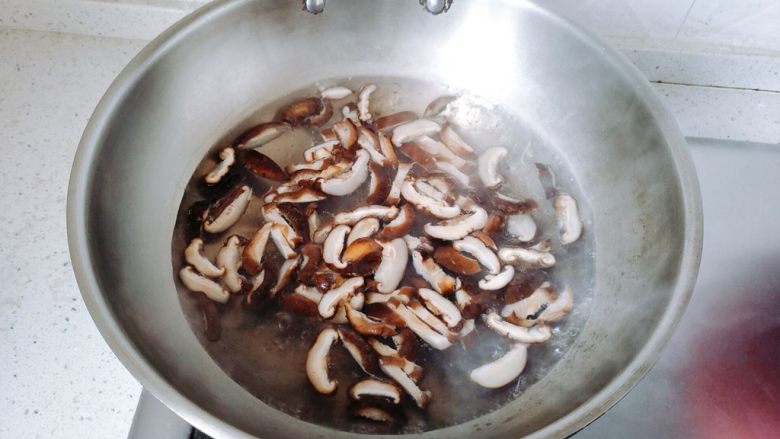 【一人食】香菇肉片盖浇饭,锅里加水烧开，下香菇过沸水，等水开捞出。这个时间不是死的，目的是要把香菇尽量的煮熟，所以根据自己家的火候来定。在煮的过程中，要不断的搅拌香菇。