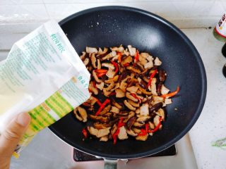 【一人食】香菇肉片盖浇饭,试一下味道，如果前面的生抽放的比较多，这一步就不用加盐了。加入适量的十三香和鸡精，翻炒一会儿。