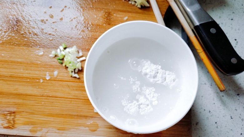 【一人食】香菇肉片盖浇饭,生粉和水调成水淀粉。生粉要少，水要多，不能浓稠。