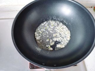 【一人食】香菇肉片盖浇饭,锅里加油，爆香姜末，蒜末，葱末。