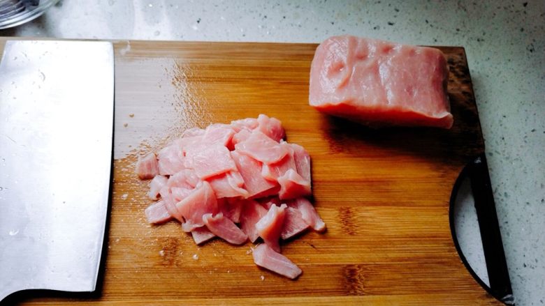 【一人食】香菇肉片盖浇饭,猪肉切片，可以加一丁点生粉，拌匀。