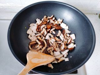 【一人食】香菇肉片盖浇饭,下香菇翻炒。