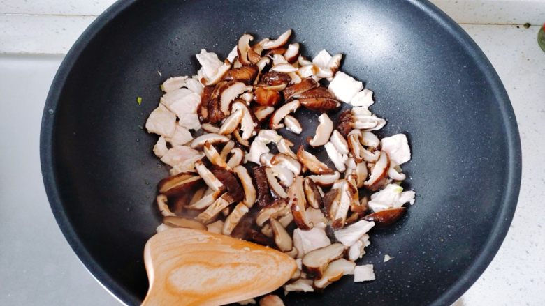 【一人食】香菇肉片盖浇饭,下香菇翻炒。