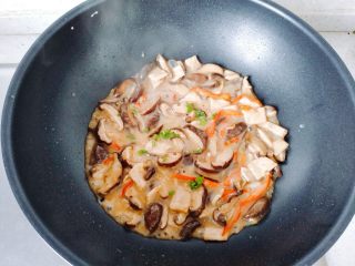 【一人食】香菇肉片盖浇饭,翻拌均匀，大火收汁，撒上葱花，在出锅之前再试一下味道，ok就可以关火了。