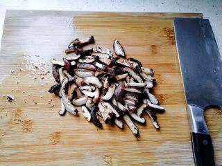 【一人食】香菇肉片盖浇饭,用刀切碎，或者用手撕碎。