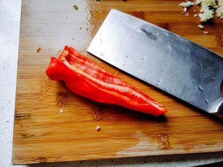 【一人食】香菇肉片盖浇饭,红辣椒切细丝，或者小米椒切成小段。强烈建议用小米椒，做的时候才发现家里的小米椒用完了，就用红辣椒代替一下。