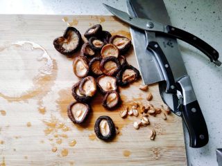 【一人食】香菇肉片盖浇饭,用剪刀把蒂部剪掉。