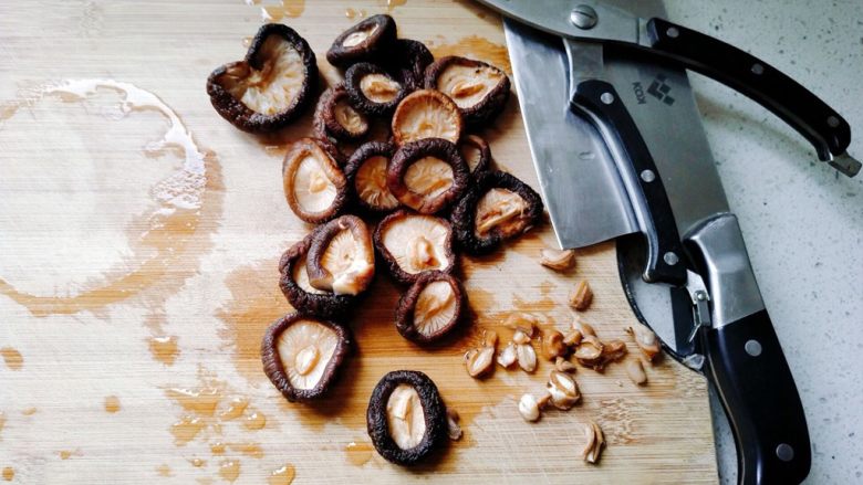 【一人食】香菇肉片盖浇饭,用剪刀把蒂部剪掉。