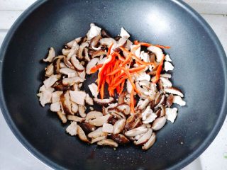 【一人食】香菇肉片盖浇饭,下红辣椒丝翻炒。如果用的是小米椒，可以在前面和姜末蒜末一起放进去。