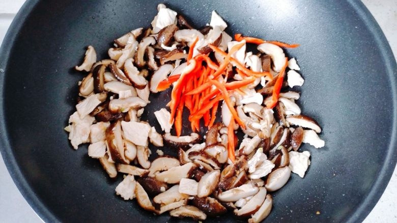 【一人食】香菇肉片盖浇饭,下红辣椒丝翻炒。如果用的是小米椒，可以在前面和姜末蒜末一起放进去。