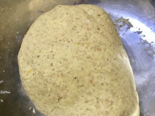 麦麸馒头南瓜馒头,揉成面团，看！麦麸很明显出来了～～静待20分钟左右，面团发酵至约原来的2倍大小