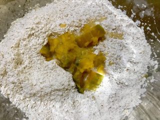 麦麸馒头南瓜馒头,把酵母倒入粉中。直接把南瓜倒入面粉，一边拌一边倒，不要一下子全倒下去，万一水太多就没救了😂😂