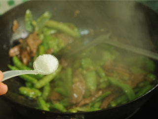 豌豆烧牛肉,最后加入盐，生抽