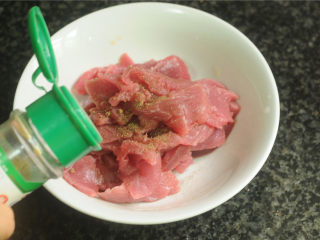 豌豆烧牛肉,撒入黑胡椒粉