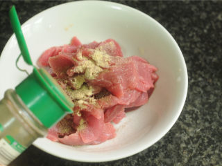 豌豆烧牛肉,撒入花椒粉和少许盐
