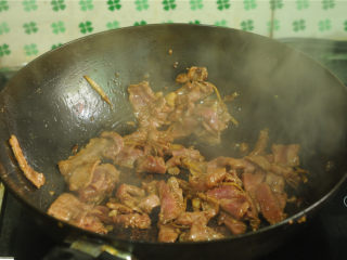 豌豆烧牛肉,加热豆瓣酱炒出香味，将牛肉丝倒进去，转大火翻炒，至牛肉变色