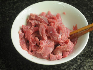 豌豆烧牛肉,腌制10分钟左右