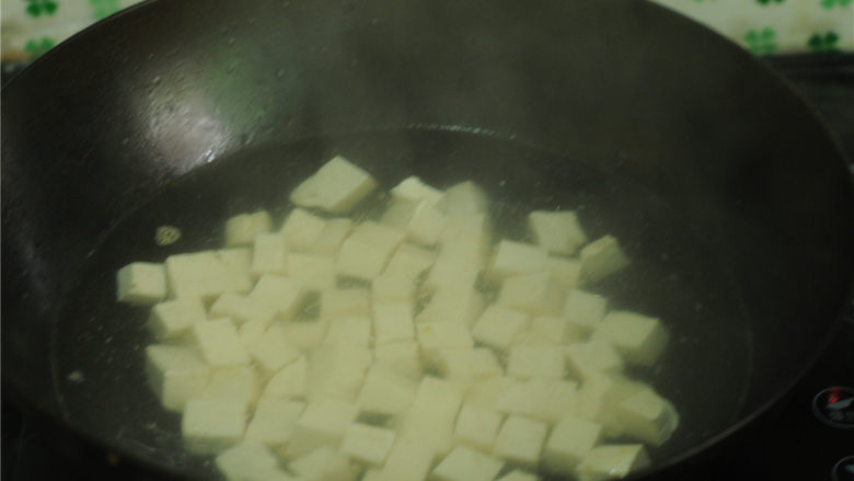 双色 豆腐,烧开一锅水，将豆腐块放入锅里汆烫