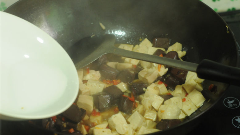 双色 豆腐,沿着锅边淋入少许水，烧开