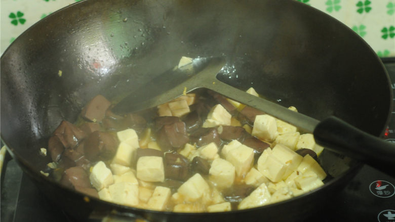 双色 豆腐,将豆腐和猪血放进去，翻炒至均匀粘上酱汁