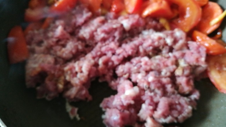快手餐，番茄黄瓜肉酱意面,倒入用胡椒粉腌制过的肉末翻炒
(有两分肥肉的后腿肉口感更好)