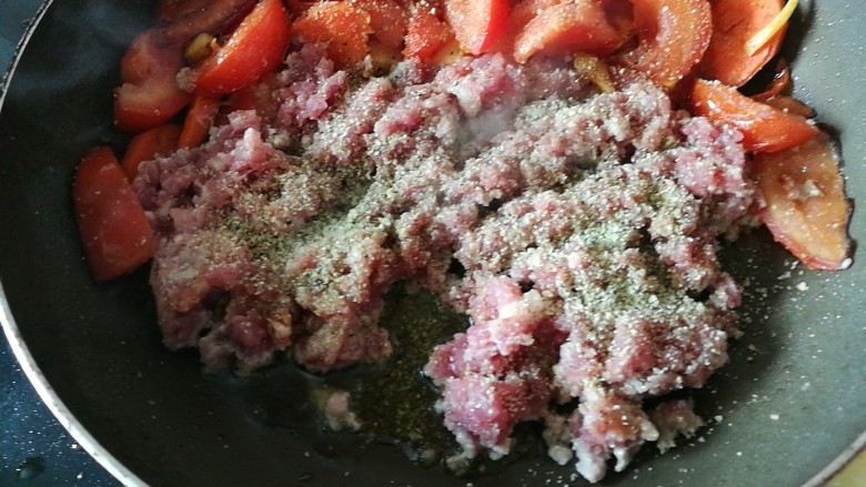 快手餐，番茄黄瓜肉酱意面,撒上香草大蒜粉和盐