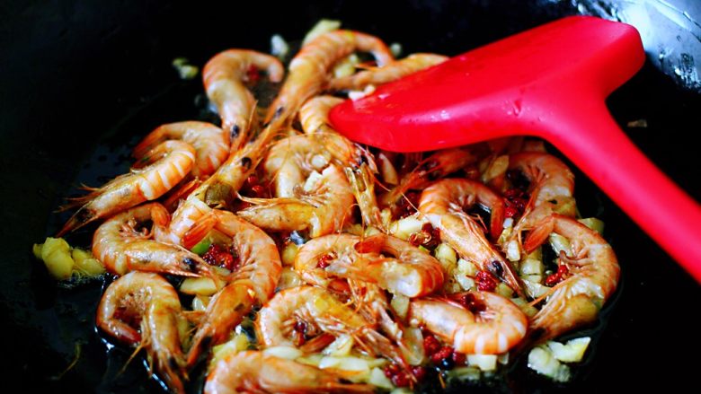 鲜美无比的包菜粉丝炒海虾,待把海虾翻炒至变色的时候