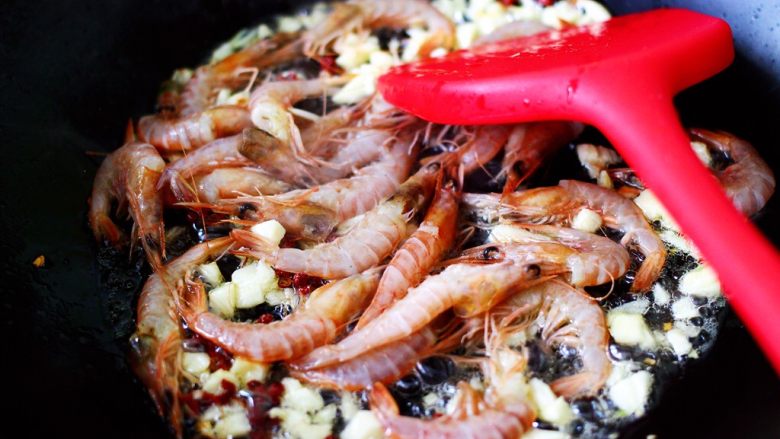 鲜美无比的包菜粉丝炒海虾,加入提前用清水冲洗干净的海虾继续小火进行翻炒片刻后