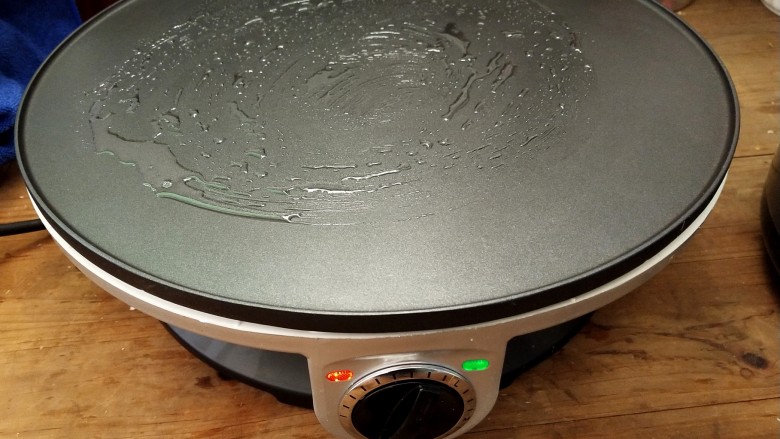 火腿西多士,把(小白)煎饼锅预热，并且刷上一层油。