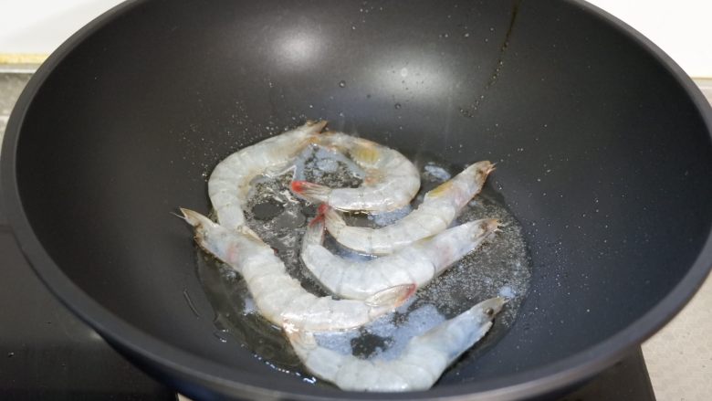 双鲜藕片,起锅热油，下入大虾
