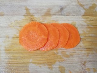 开心炒饭,胡萝卜去皮洗干净，先切四片出来。