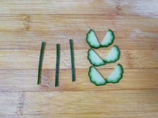 开心炒饭,黄瓜也是先切出花朵的枝干和叶片。